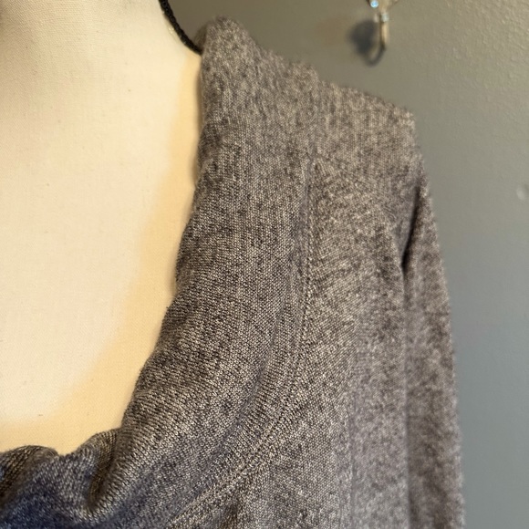 “EXPRESS - Gray Cotton Oversized Long Sleeve Top - Size Small. - Picture 4 of 6